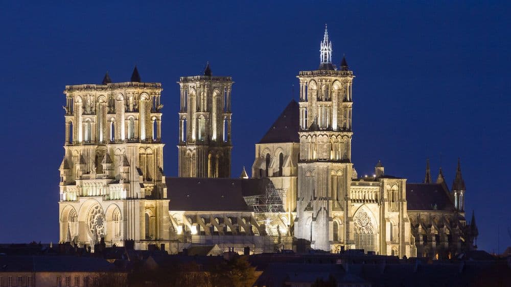 02000 Laon Wikicommons © Raimond Spekking Cathédrale_Notre-Dame_de_Laon_at_night-5675.jpg