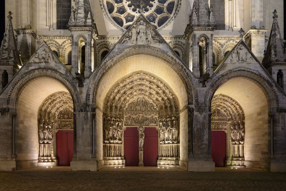 02000 Laon Wikicommons Uoaei1 Cathedral_Portals_(Night)_01.jpeg