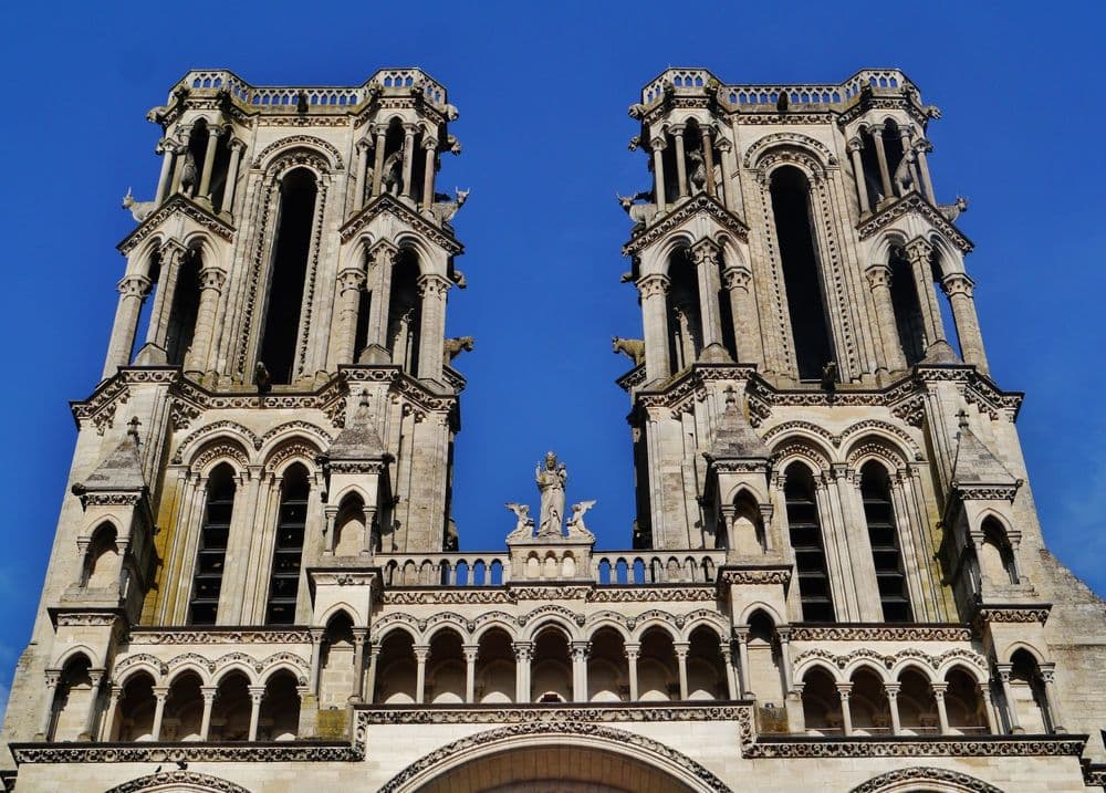 02000 Laon Wikicommons Zairon Cathédrale_Notre-Dame_Fassade_Türme_1.jpg