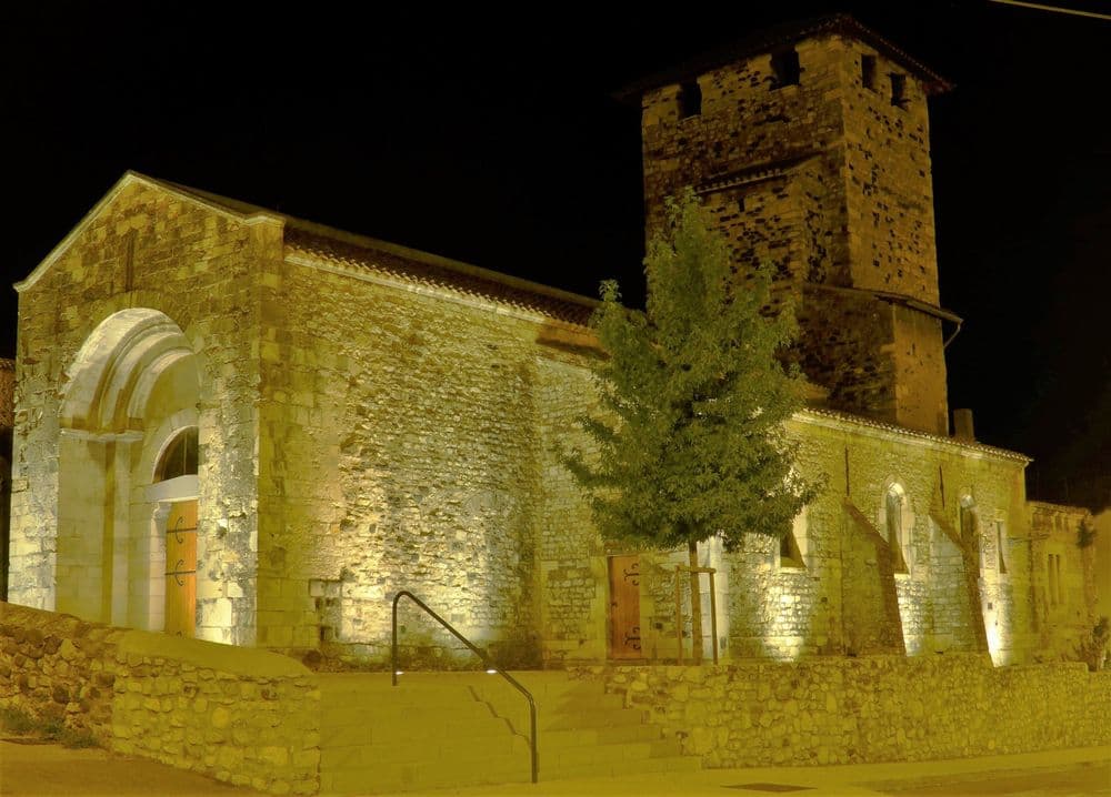 07400 MELAS Eglise_St_Etienne_de_Mélas_by_night,_WIKI CELEDA ,_Ardèche,_France.jpg