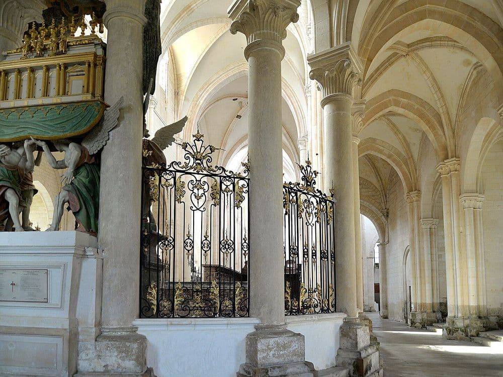 1440px-Déambulatoire_de_l'église_abbatiale_Notre-Dame-et-Saint-Edme_de_Pontigny.jpg