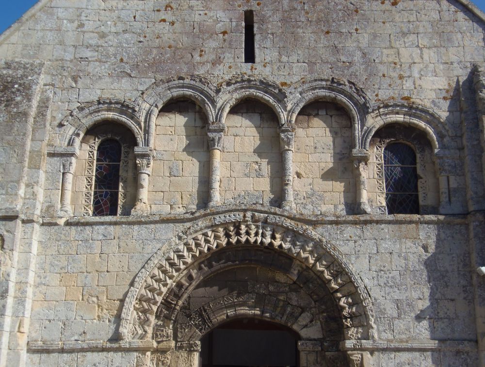 14460 COLOMBELLES FranceNormandieColombellesEgliseDetailOuest WIKI Ikmo-ned.jpg