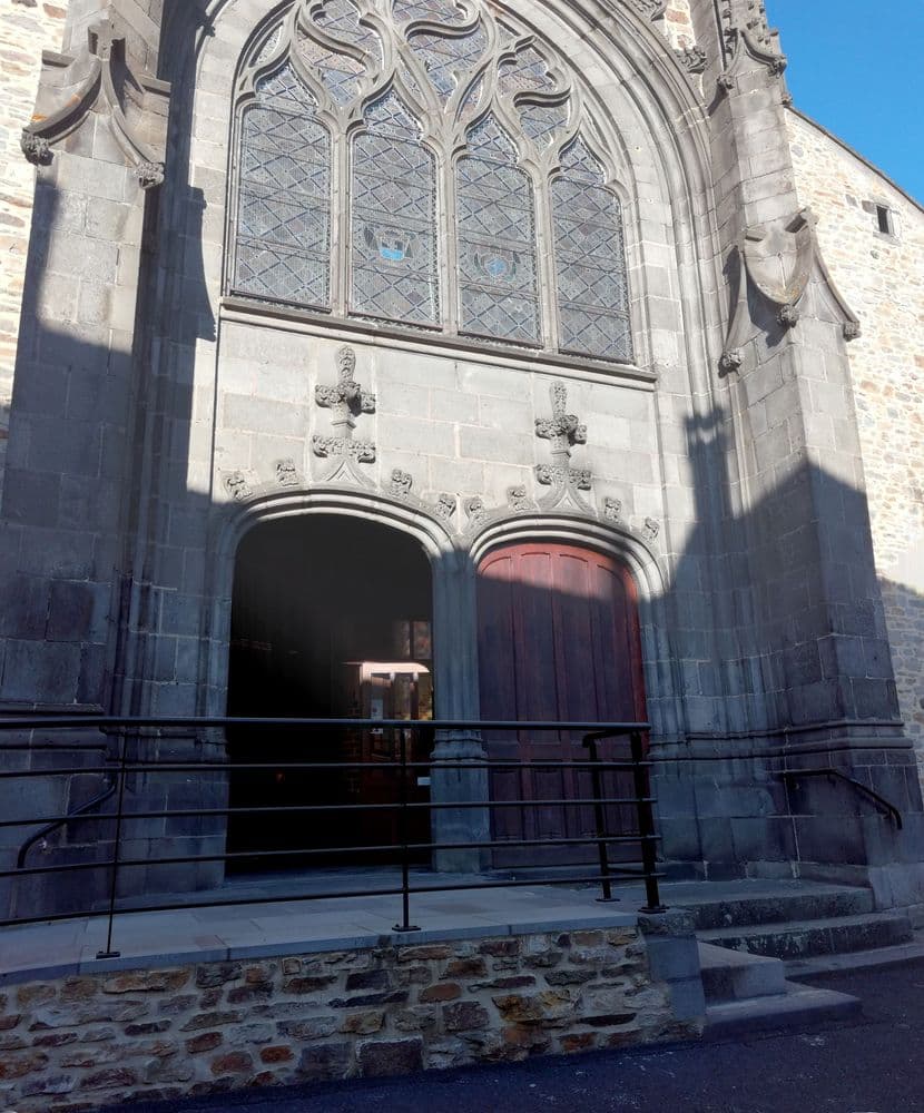 15500- Eglise_Saint-André_de_Massiac facade WIKI Technob105.jpg