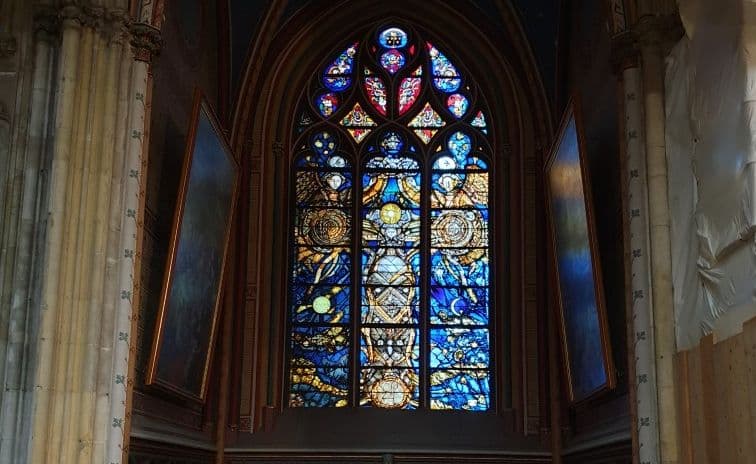 Vitrail de la Croix - chapelle St Yves