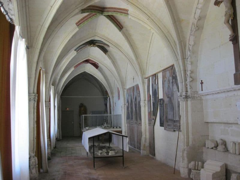 37140 BOURGUEIL amis du musée le cloitre.jpg