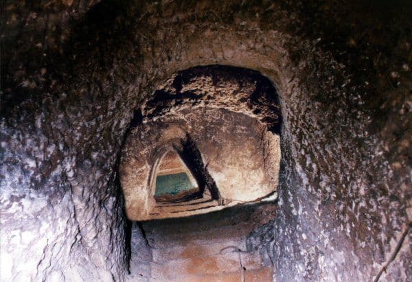 37500 Sainte RADEgonde   Puits_creusé_dans_le_roc_à_l'arrière_de_la_chapelle_Sainte-Radegonde.XWIKI CHIMPAT .jpg