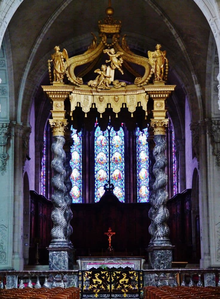 55100 VerdunWikicommons Zairon Cathédrale_Notre-Dame_Innen_Baldachinaltar_2.jpg