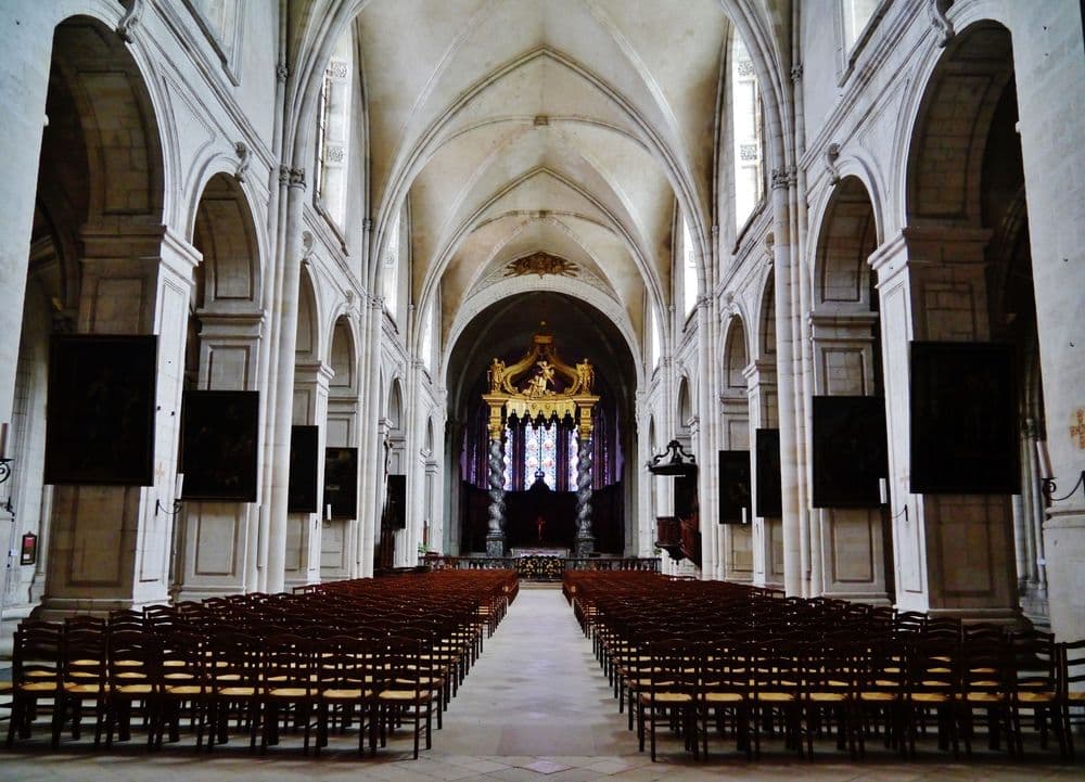 55100 Verdun_Wikicommons Zairon_Innen_Langhaus_Ost_4.jpg