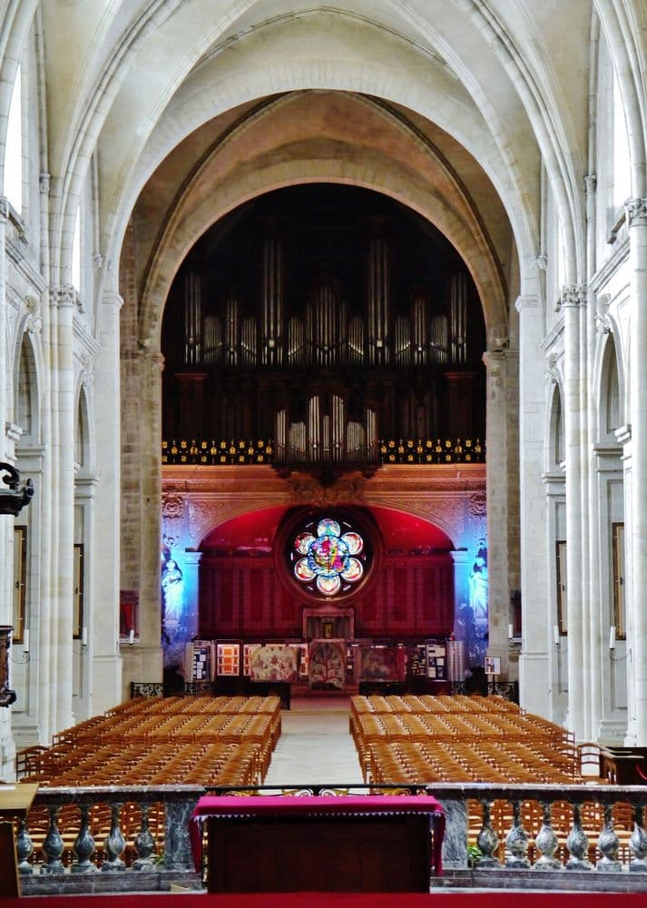 55100 Verdun_Wikicommons Zairon_Innen_Langhaus_West_6.jpg