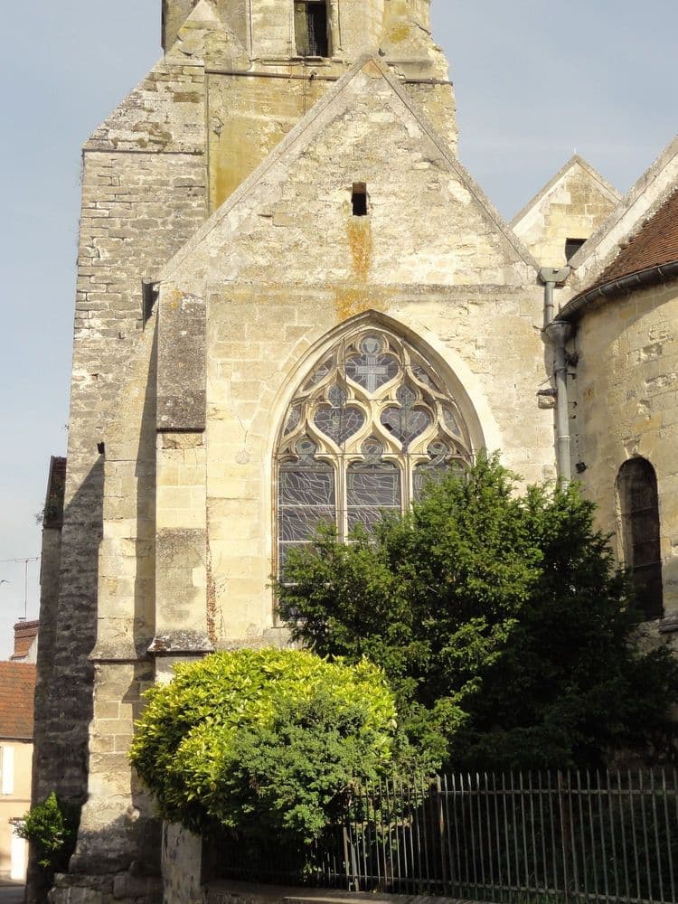 60620 Acy-en-Multien Wikicommons Pierre Poschadel  église_Saint-Pierre-et-Saint-Paul,_chapelle_latérale_sud,_fenêtre_côté_est.jpeg