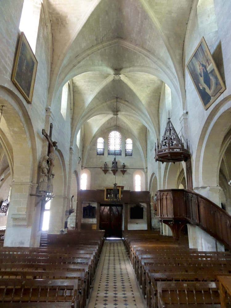 60750 CHOISY AU BAC Choisy-au-Bac_(60),_église_de_la_Sainte-Trinité,_nef,_vue_vers_l'ouest_1WIKI Pierre Poschadel .jpeg