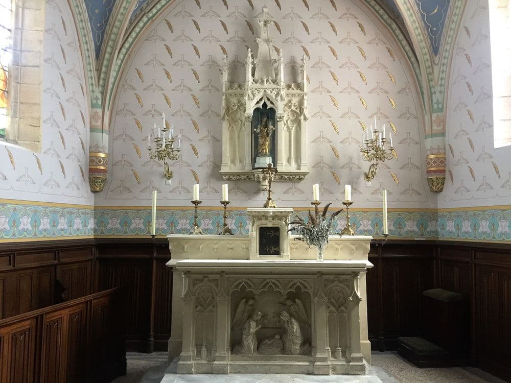 69790 Chapelle_de_Vers_-_Maitre-Autel Wikicommons Asordet.jpg