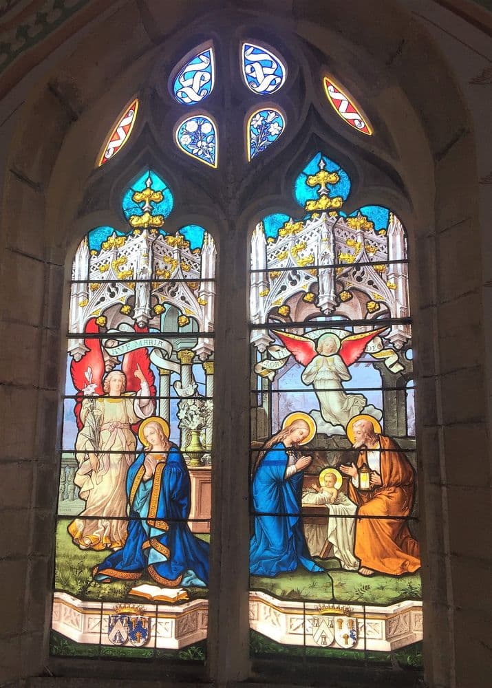 69790 Interieur_-_Vitrail_Nord Wikicommons Asordet.jpg