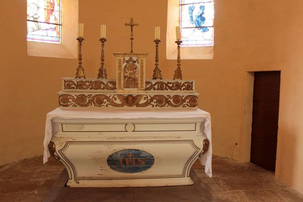 71250 La Vineuse Wikibourgogne sud autel.jpg