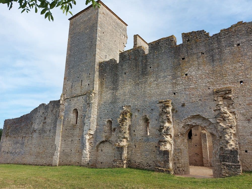 71460 Bonnay Saint YthaireB Christiane Marson2 mur fortifié.jpg