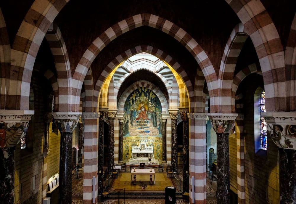 71600 Paray le Monial 9. Vue de loin de la mosaïque absidialePELLET FINET PRTL 71.jpg