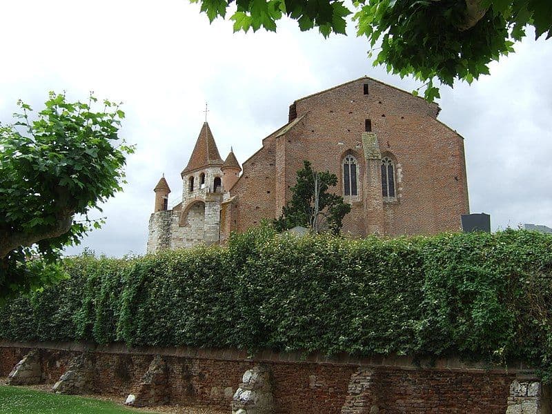 Auvillar-eglise-Saint-Pierre-dos.jpg