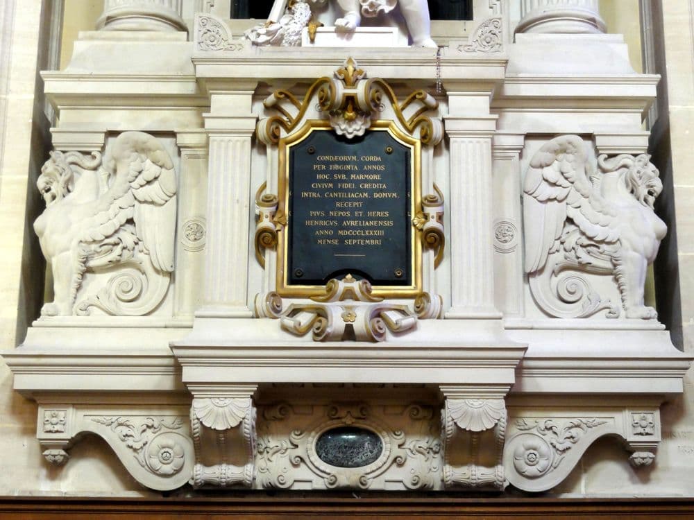 Chantilly_(60),_église_N.D._de_l'Assomption,_bas-côté_sud,_monument_des_cœurs_des_princes_de_Condé_3.jpg
