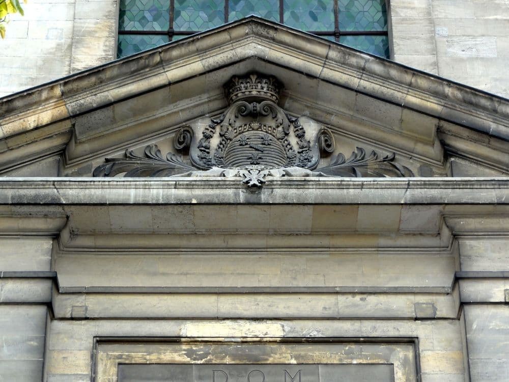 Chantilly_(60),_église_N.D._de_l'Assomption,_façade_occidentale,_fronton.jpg