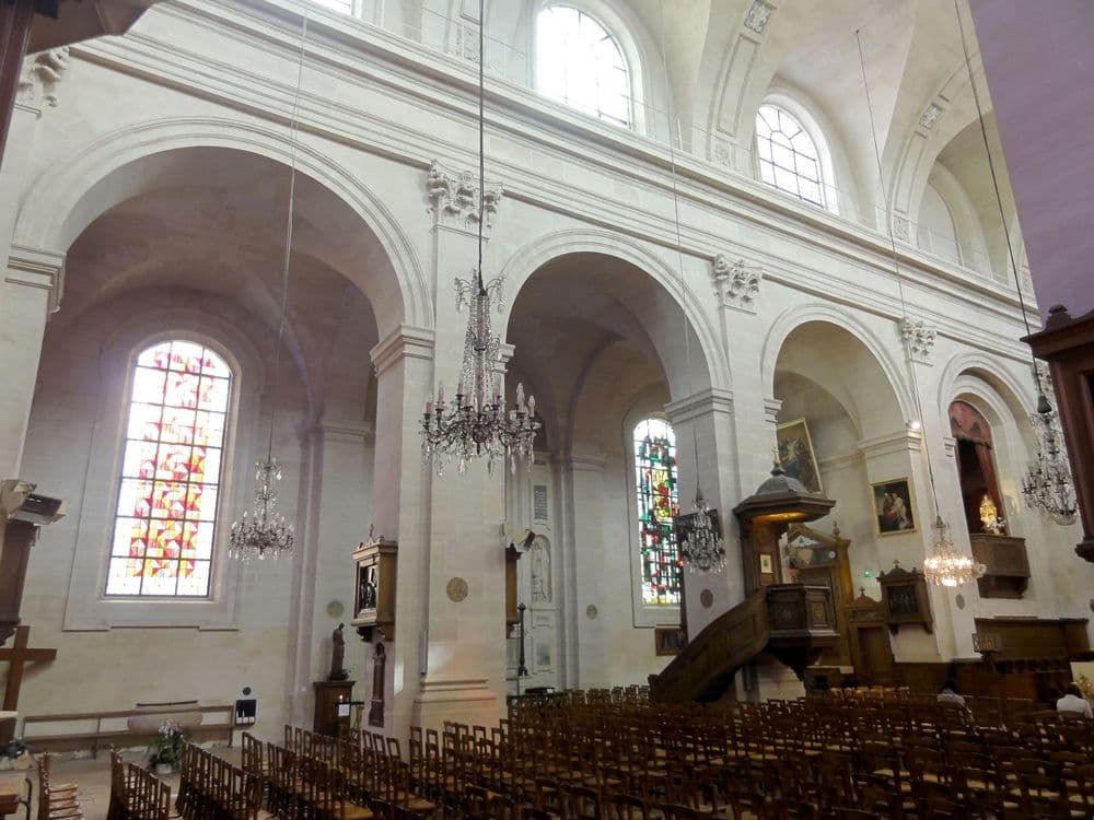 Chantilly_(60),_église_N.D._de_l'Assomption,_nef,_grandes_arcades_du_nord_1.jpg