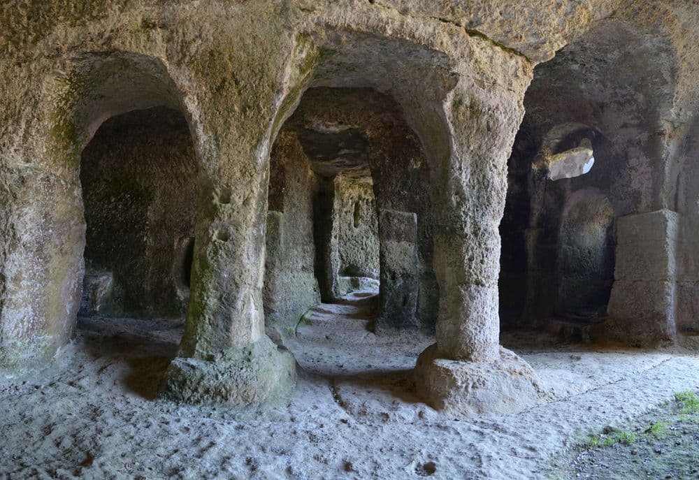 Gurat_Égl_Monolithe1_2012 WIKI JLPC.jpg