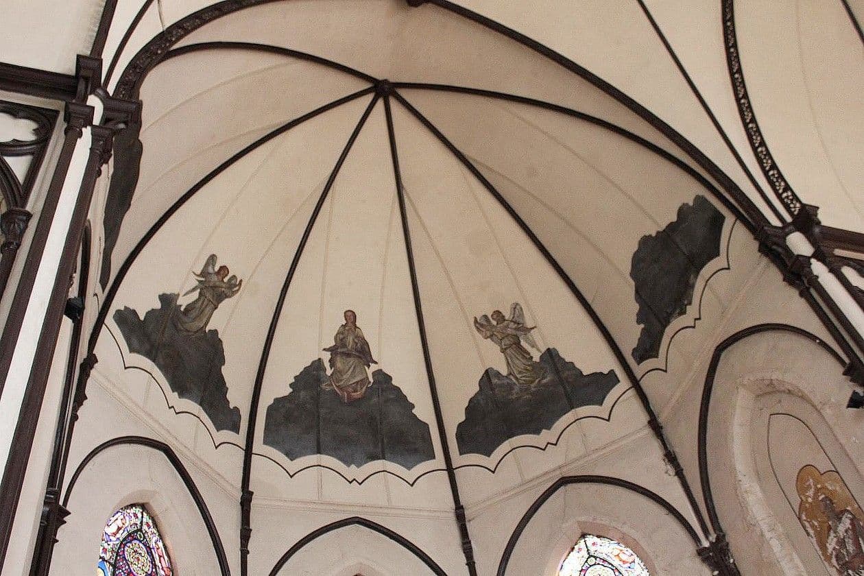 Montlucon_eglise_St_Paul_plafond choeur WIKI Modillons58.jpg