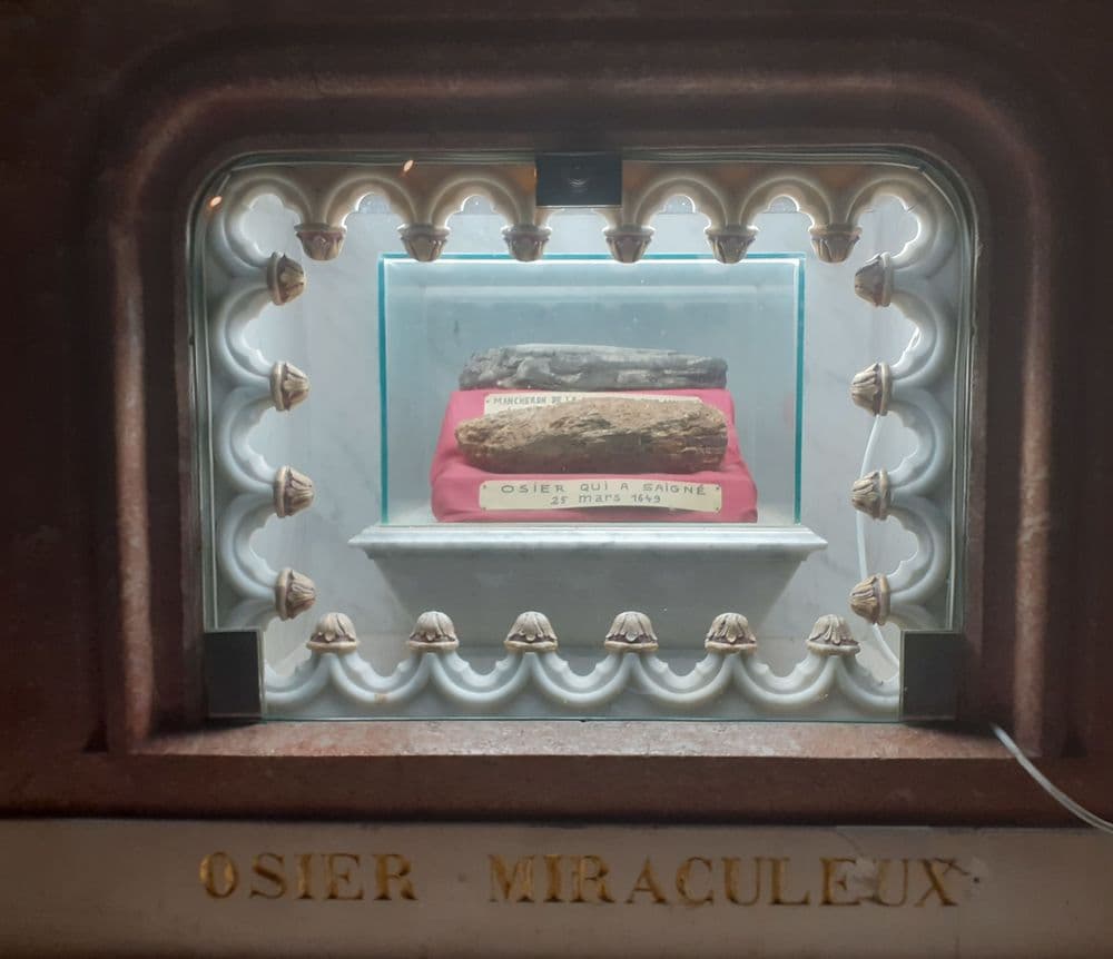 Reliques_de_l_osier_et_de_la_charrue-Basilique_ND_Osier.jpg