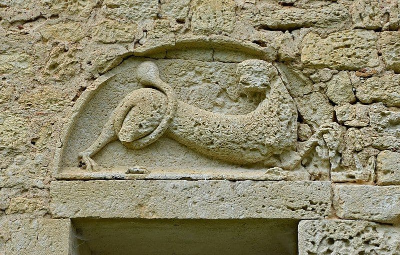 linteau-decore-dun-lion-dit-des-plantagenet-prieure-de-ronsenac-WIKI JLPC.jpg