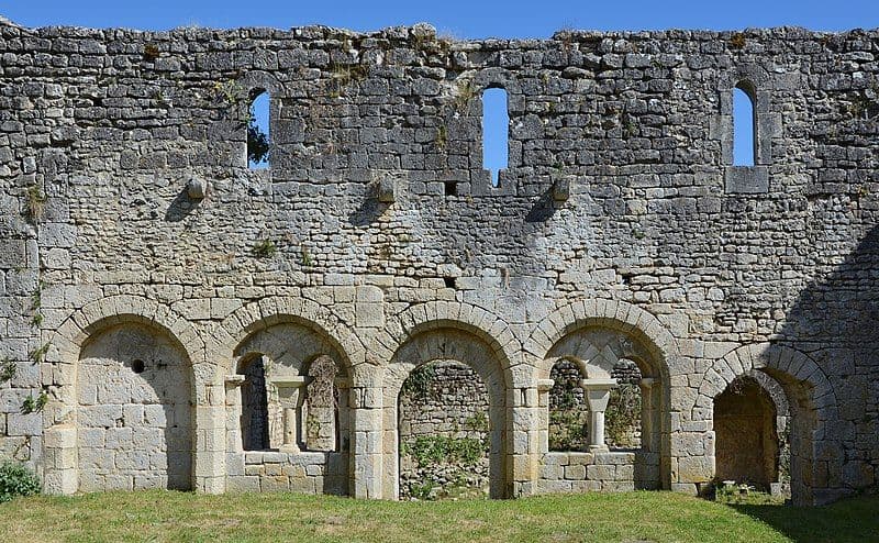 mur-et-arcades-de-lancien-cloitre-prieure-de-ronsenac-WIKI JLPC.jpg